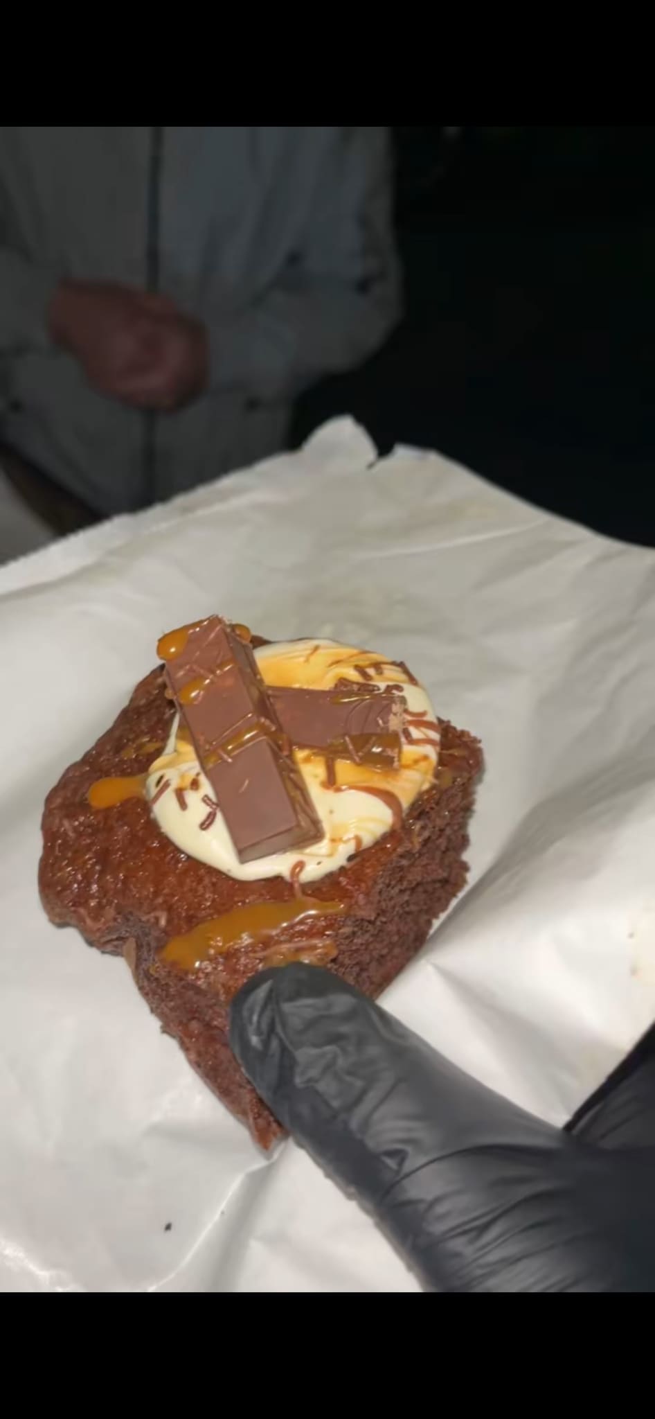 Sakoon KitKat brownie topped with crisp KitKat chunks